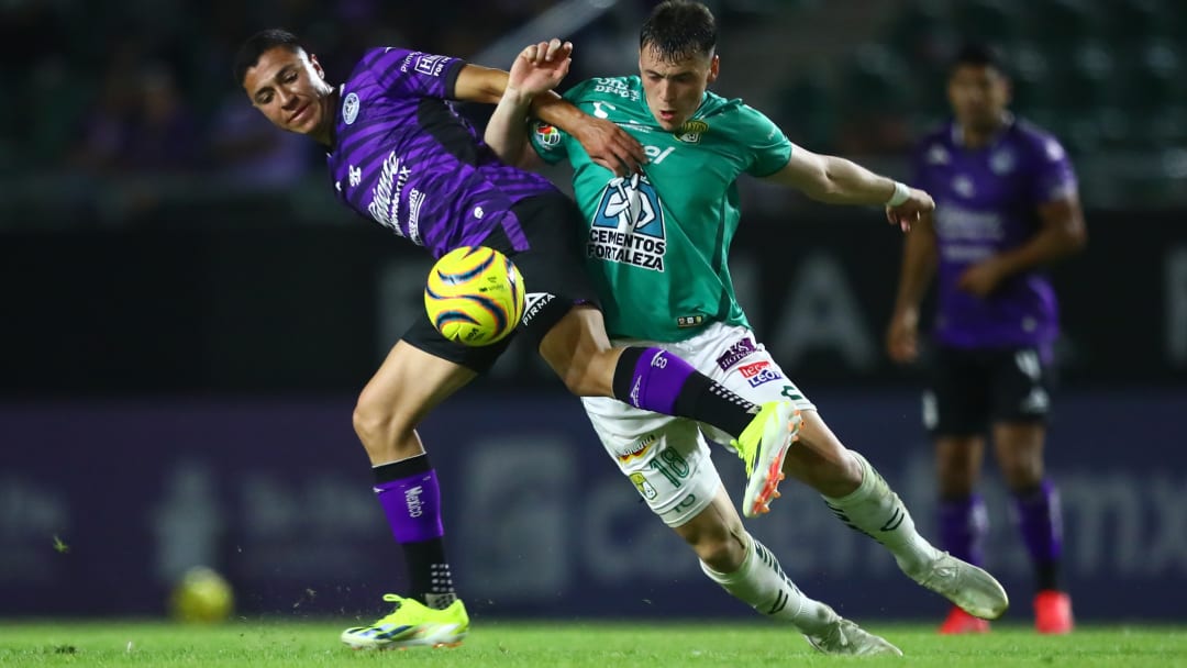 Andrés Montaño (left) will join the Cruz Azul midfield where he'll hope to help the Cementeros return to the Liga MX finals.