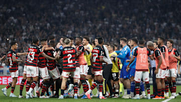 Jogadores de Flamengo e Corinthians em confusão na Neo Química Arena