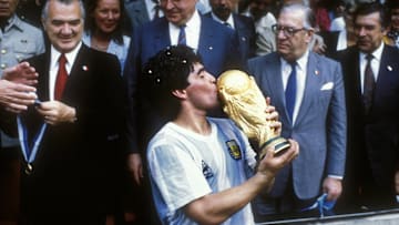 Maradona levantó la Copa del Mundo de México 86