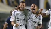 Deivid Washington (esq.) abriu o placar na Vila Belmiro