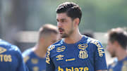 João Basso voltou a ganhar espaço no Santos com Cleber Xavier