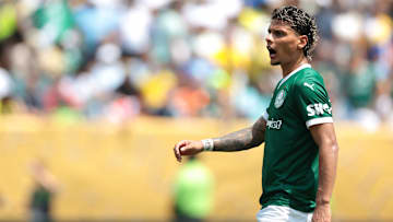 Em negociações com o Benfica, Ríos tem futuro incerto no Palmeiras