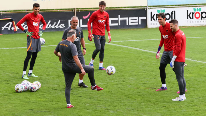 Galatasaray kalecileri çalışıyor. Galatasaray kalecileri çalışıyor.