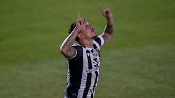 Vina foi o destaque da goleada do Ceará sobre o rival Fortaleza