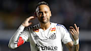 Neymar juega actualmente en el Santos de Brasil, donde espera recuperarse físicamente y volver a su alto nivel 