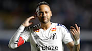 Neymar vive bom momento com a camisa do Santos