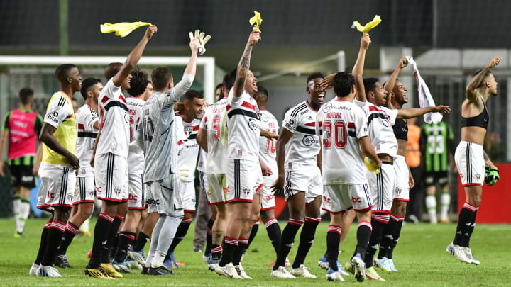 São Paulo segura pressão do América-MG e garante vaga nas semis da Copa do Brasil.