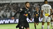 Sasha fez dois gols para o Bragantino