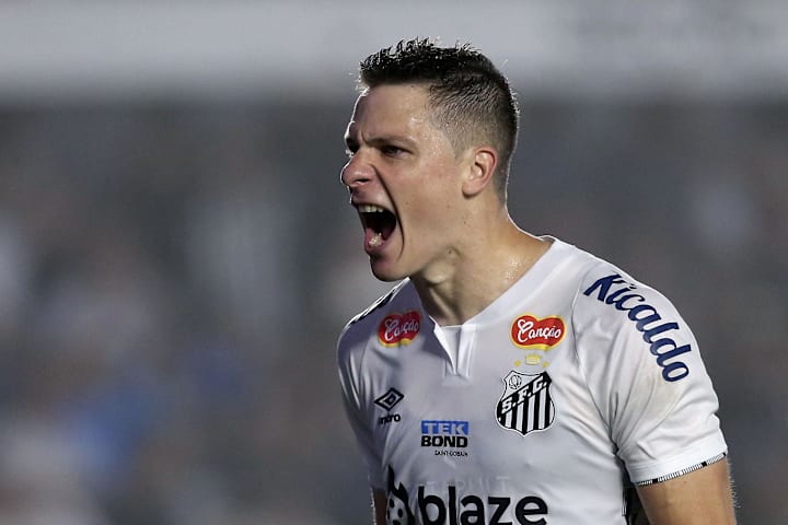 Julio Furch comemora gol pelo Santos