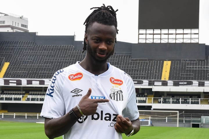 Yusupha Njie novo jogador do Santos