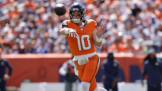 Denver Broncos quarterback Bo Nix (10) drops back to pass against the Tennessee Titans in the first half. 