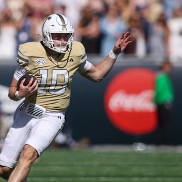 Oct 25, 2025; Atlanta, Georgia, USA; Georgia Tech Yellow Jackets quarterback Haynes King (10) runs the ball against the Syracuse Orange in the second quarter at Bobby Dodd Stadium at Hyundai Field. Mandatory Credit: Brett Davis-Imagn Images
