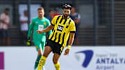 Antonios Papadopoulos wird mit einem Profi-Vertrag ausgestattet