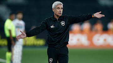 Português de 61 anos vive a primeira experiência no futebol brasileiro
