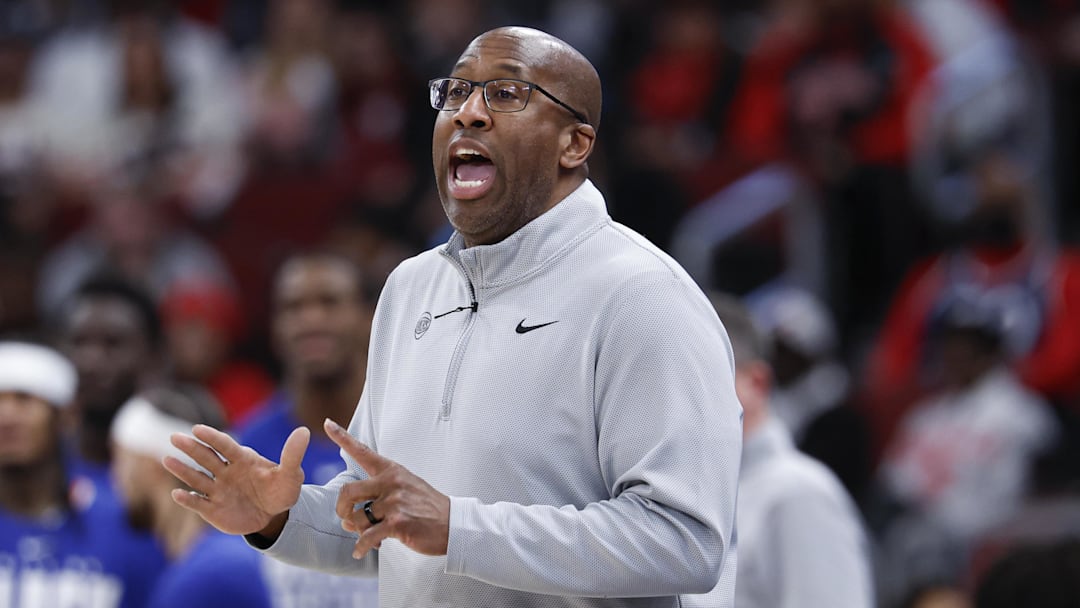 Feb 22, 2026; Chicago, Illinois, USA; New York Knicks head coach Mike Brown directs his team against the Chicago Bulls during the first half at United Center. Mandatory Credit: Kamil Krzaczynski-Imagn Images