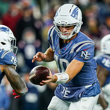 Nov 13, 2025; Foxborough, Massachusetts, USA; New England Patriots quarterback Drake Maye (10) hands off the ball to running back Treveyon Henderson (32) against the New York Jets in the third quarter at Gillette Stadium. Mandatory Credit: David Butler II-Imagn Images
