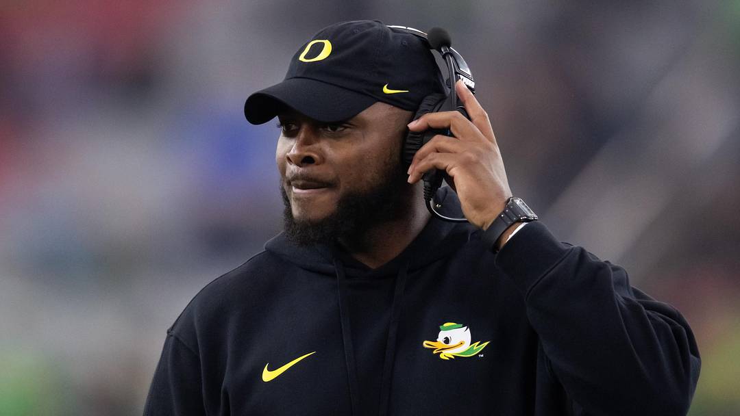 Jan 1, 2024; Glendale, AZ, USA; Oregon Ducks offensive line coach A'Lique Terry against the Liberty Flames during the 2024 Fiesta Bowl at State Farm Stadium. Jan 1, 2024; Glendale, AZ, USA; Oregon Ducks offensive line coach A'Lique Terry against the Liberty Flames during the 2024 Fiesta Bowl at State Farm Stadium.