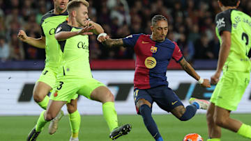 Raphinha vai para a quarta temporada no Barça