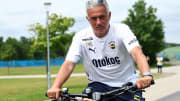 Jose Mourinho bisiklet sürüyor.