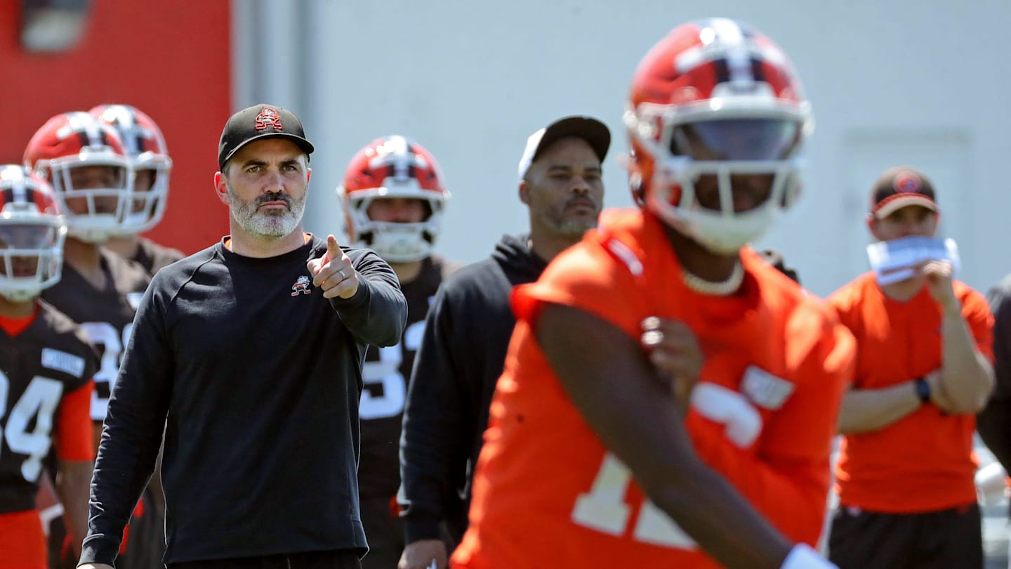 Kevin Stefanski Didn't Want to Talk About QB Depth Chart After Shedeur  Sanders Debut