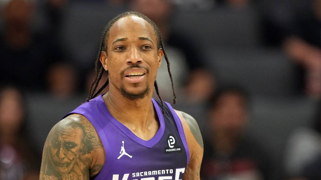 Sacramento Kings guard DeMar DeRozan (10) 