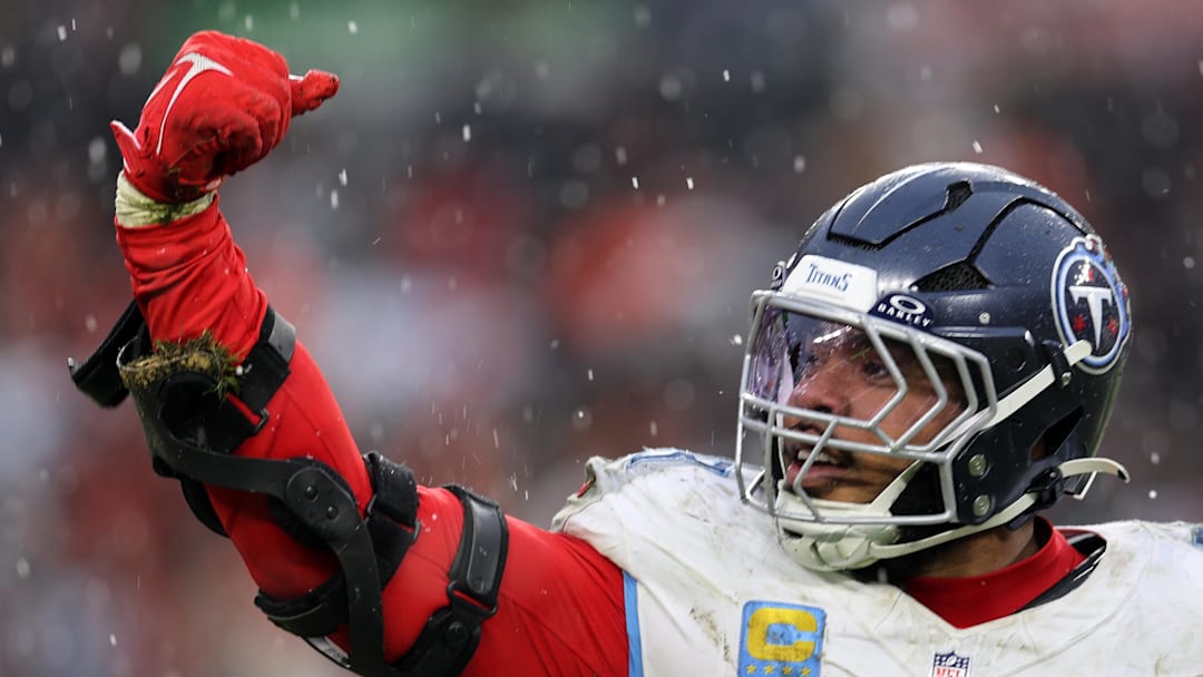 Tennessee Titans defensive tackle Jeffery Simmons reacts after sacking Cleveland Browns quarterback Shedeur Sanders.