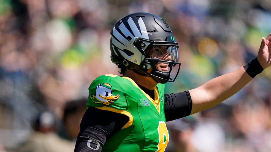 Fighting Ducks quarterback Dylan Raiola warms up during the Oregon Ducks annual spring game on April 25, 2026 at Autzen Stadium in Eugene, Oregon.  