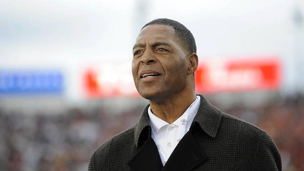 Legendary USC Running Back Supports Trojans at Big Ten Opener