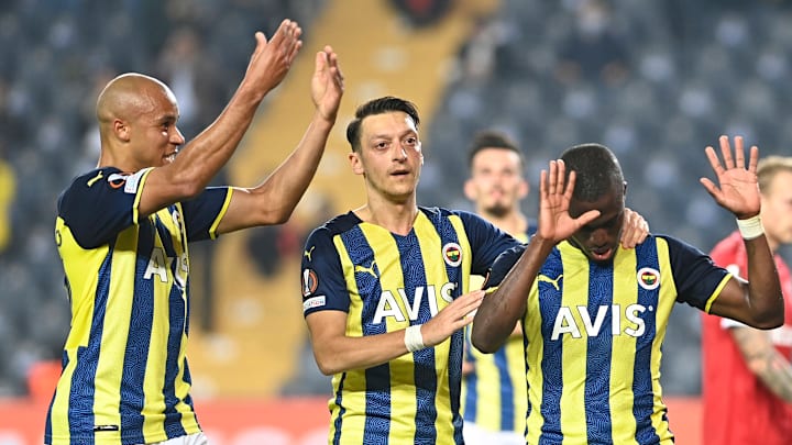 Mesut Özil, Enner Valencia'ya destek oluyor. Mesut Özil, Enner Valencia'ya destek oluyor.