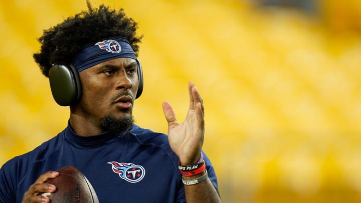 New Packers QB Malik Willis gets ready before a 2023 game in Pittsburgh.