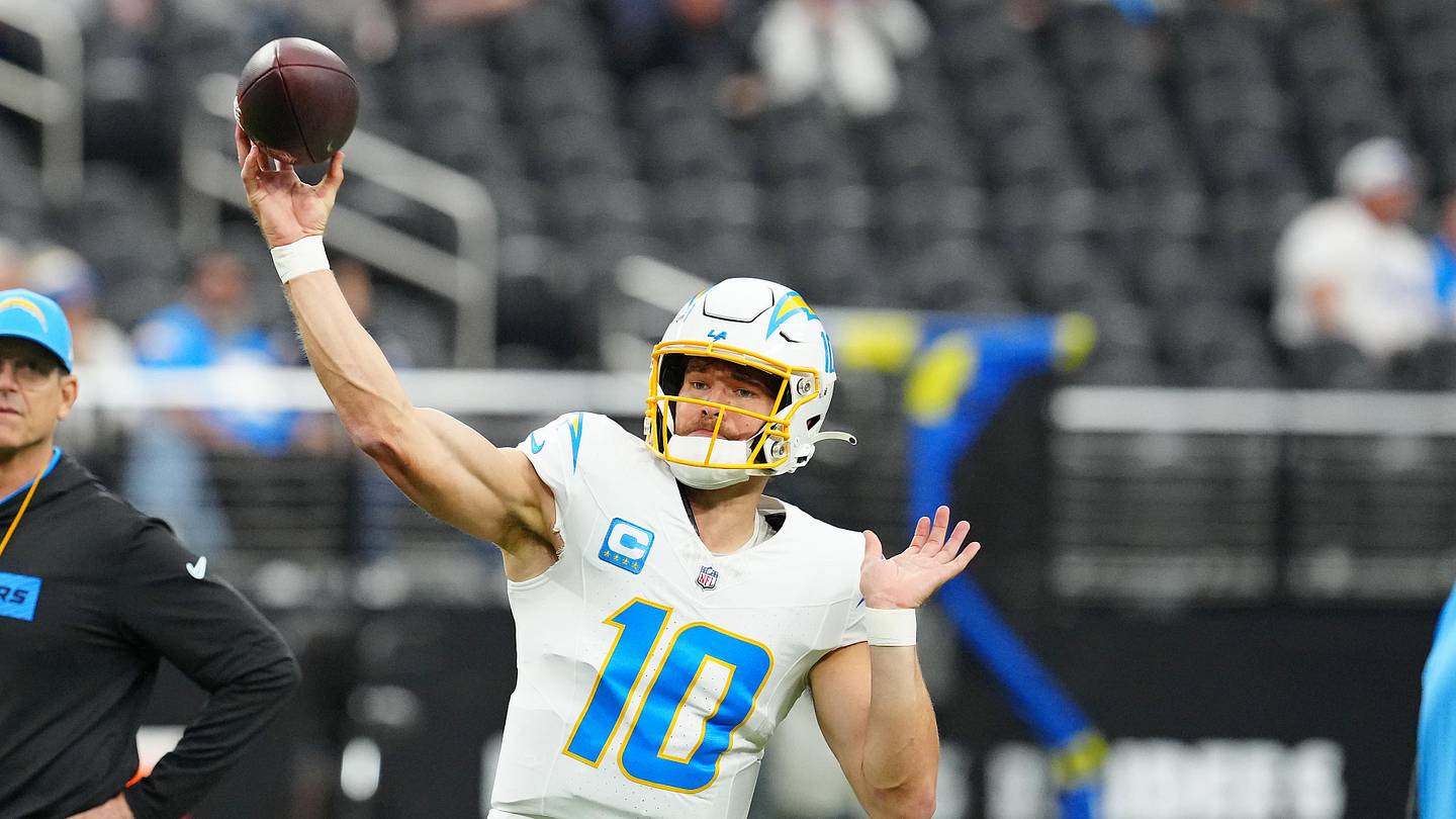 Jim Harbaugh vergleicht den Pass von Justin Herbert mit einem der ...