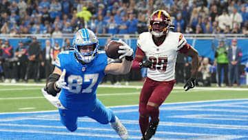 Lions tight end Sam LaPorta dives for a catch in the NFC Divisional Playoffs against the Washington Commanders.