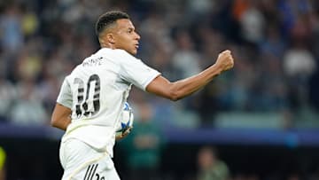 Kylian Mbappé marcou dois gols de pênalti na estreia