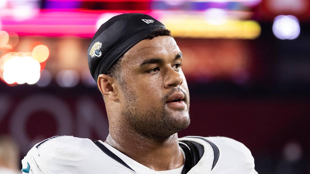 Jacksonville Jaguars defensive tackle Arik Armstead on the sidelines Jacksonville Jaguars defensive tackle Arik Armstead on the sidelines