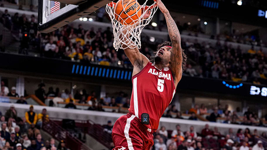 Alabama forward Amari Allen dunks against Michigan during the Sweet 16.
