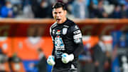 El capitán argentino Óscar Ustari celebra la victoria de Pachuca frente al Cruz Azul en el Estadio Hidalgo.