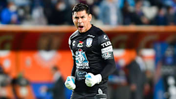 El capitán argentino Óscar Ustari celebra la victoria de Pachuca frente al Cruz Azul en el Estadio Hidalgo.