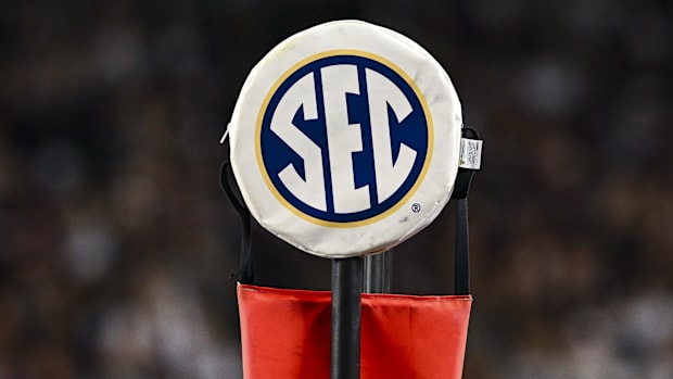 A detail view of the SEC logo on a chain marker