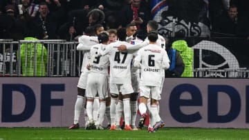 Lyon mène de deux buts contre Grenoble