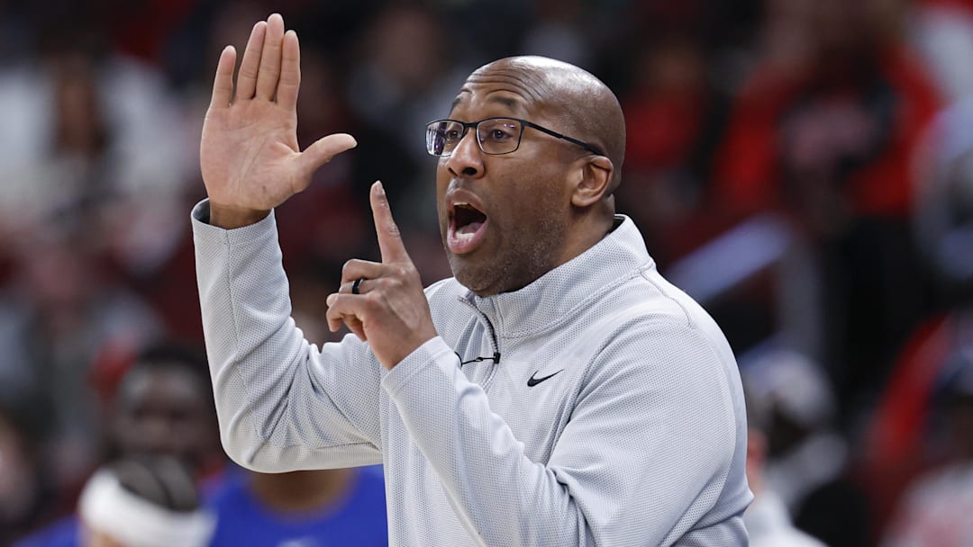 Feb 22, 2026; Chicago, Illinois, USA; New York Knicks head coach Mike Brown directs his team against the Chicago Bulls during the first half at United Center. Mandatory Credit: Kamil Krzaczynski-Imagn Images