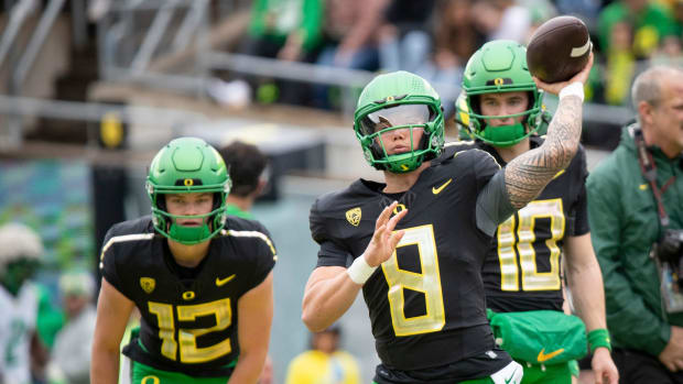 Oregon quarterback Dillon Gabriel throws during warmups ahead of the Oregon Ducks’ Spring Game 