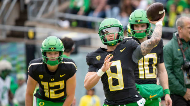 Oregon quarterback Dillon Gabriel throws during warmups ahead of the Oregon Ducks’ Spring Game at Autzen Stadium.