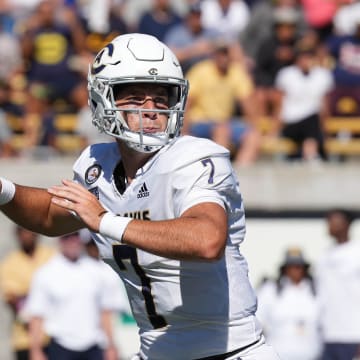 UC Davis quarterback Miles Hastings 