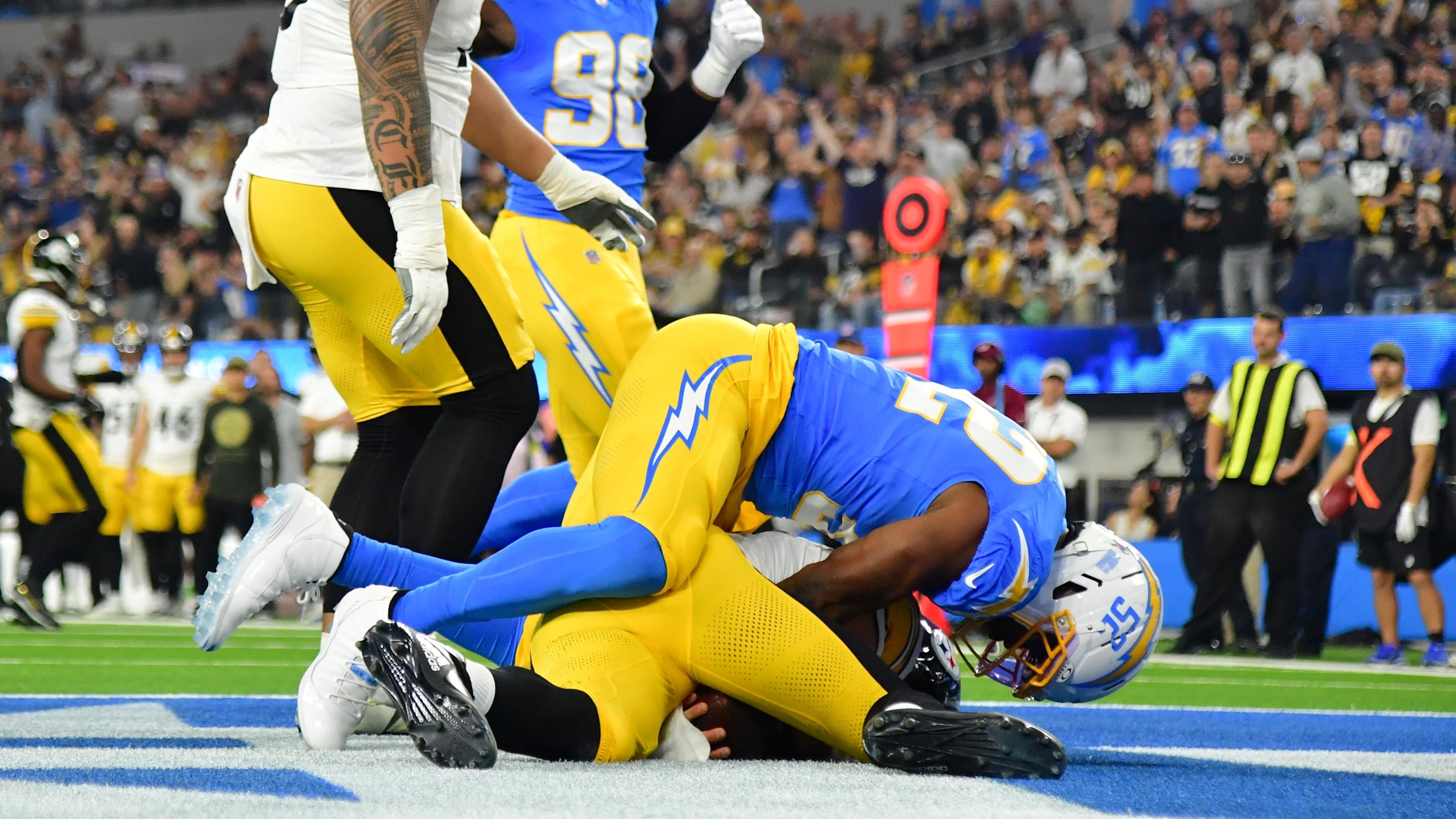 Chargers predicted to take big swing on star edge rusher in 2026 NFL free agency