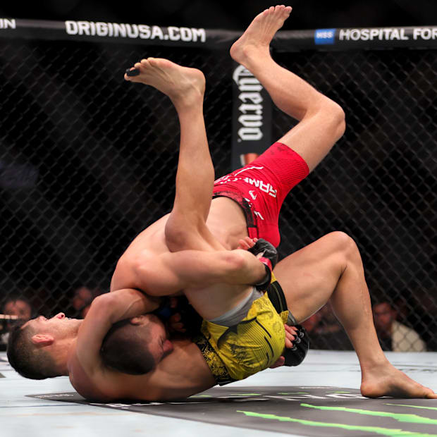 Mateusz Gamrot grapples Rafael Dos Anjo