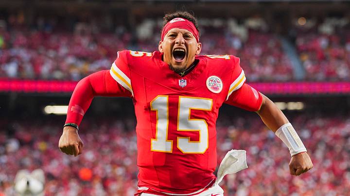 Kansas City Chiefs quarterback Patrick Mahomes (15) warms up