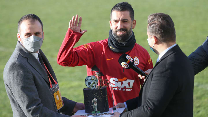Arda Turan, GS TV'ye açıklamada bulunuyor. Arda Turan, GS TV'ye açıklamada bulunuyor.