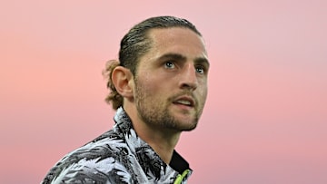 Manchester United ajukan tawaran ke Adrien Rabiot, yang juga mendapat tawaran perpanjangan kontrak dari Juventus.