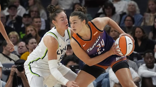 A photo of Kathryn Westbeld being guarded by Jessica Shepar