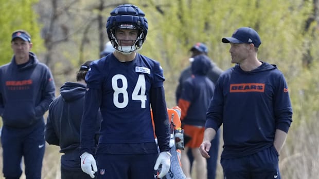 Chicago Bears head coach Ben Johnson talks with tight end (84) Colston Loveland